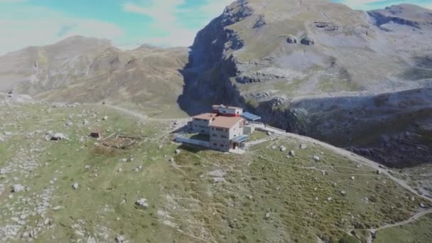 Aerial View Shelter Top Tymfi Smolikas Mountains Drakolimni Lake — Video Stock