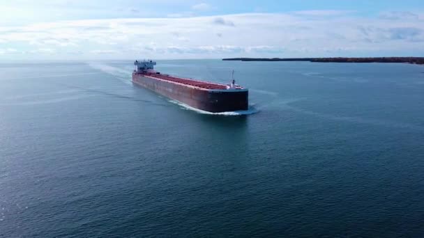 Freighter Schip Drone Volgen Detour Michigan — Stockvideo