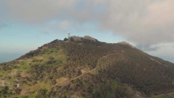 Pico Facho Cloudy Day Aerial Approach — ストック動画