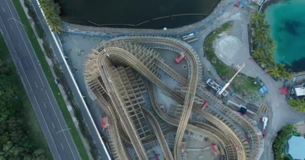 Vertical Rollercoaster Construction Rising Seaworld Theme Park Sunrise Dramatic — Stockvideo