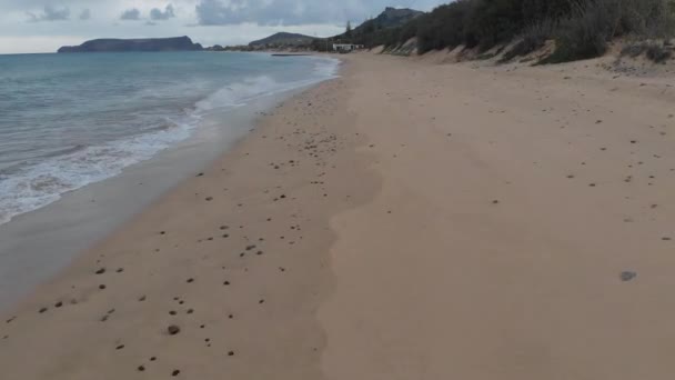 Niski Poziom Lotu Dronem Wzdłuż Pustej Plaży Porto Santo Portugalii — Wideo stockowe