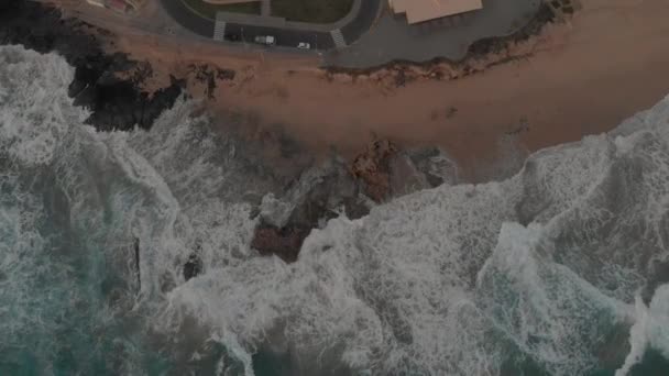 Aerial Top Pov Rough Ocean Waves Crashing Beach Ponta Calheta — ストック動画