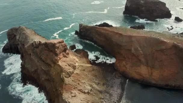 Aerial View Madeira Sao Laurenco Red Rocks Ocean Waves — ストック動画