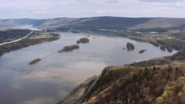 Revelando Imágenes Aéreas Una Curva Del Río — Vídeos de Stock