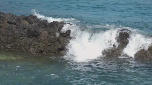 Vlny Narážející Mořské Skály Porto Frades Portugalsko Zpomalený Statický Výstřel — Stock video