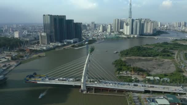 Lungomare Del Fiume Saigon Con Lunghe Ombre Pomeridiane Dallo Skyline — Video Stock