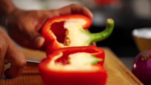 Red Bell Pepper Був Порізаний Повільному Русі — стокове відео