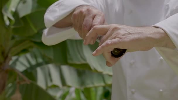 Pepper Mill Grinding Fresh Black Pepper Food Chef Grinding Peppercorns — Videoclip de stoc