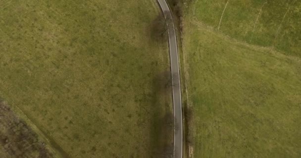 Vuelo Drones Sobre Campo Verde Con Calle Vacía — Vídeo de stock