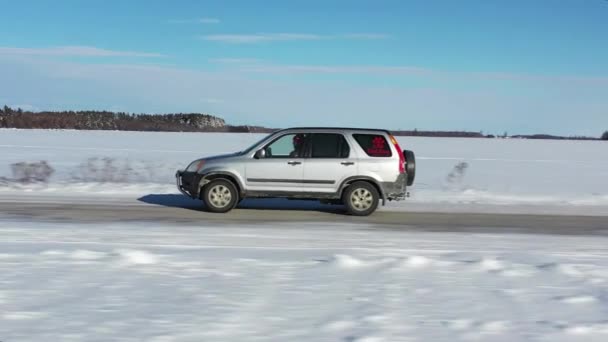 Suv Οδήγηση Απομακρυσμένη Περιοχή Του Χειμώνα Χιονισμένο Δρόμο Κοντά Εναέρια — Αρχείο Βίντεο