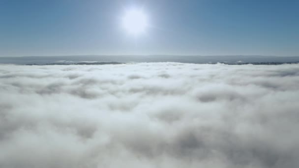 Облака Солнце Дрон Поднимается Над Густым Туманом Над Прекрасным Океаном — стоковое видео