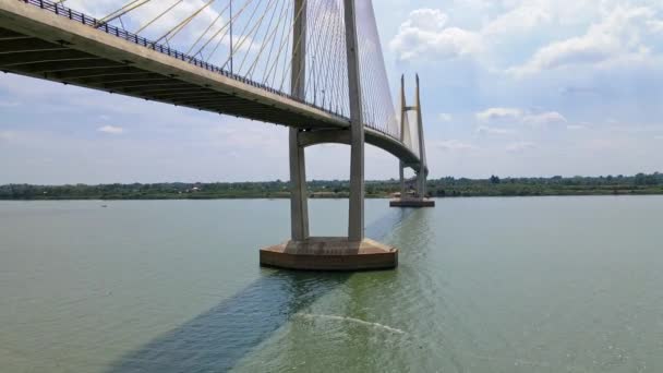 Ascending Drone Shot Huge Tsubasa Bridge Traffic Mekong River Phom — ストック動画