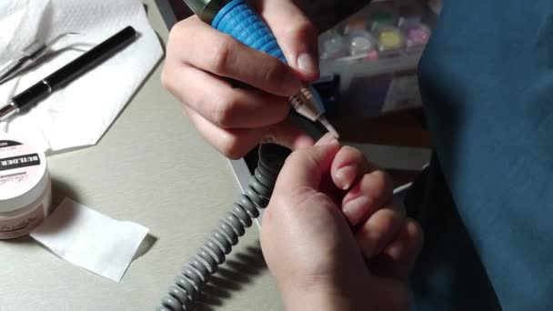 Woman Doing Her Own Manicure Using Electric Nail Grinder File — Vídeo de Stock
