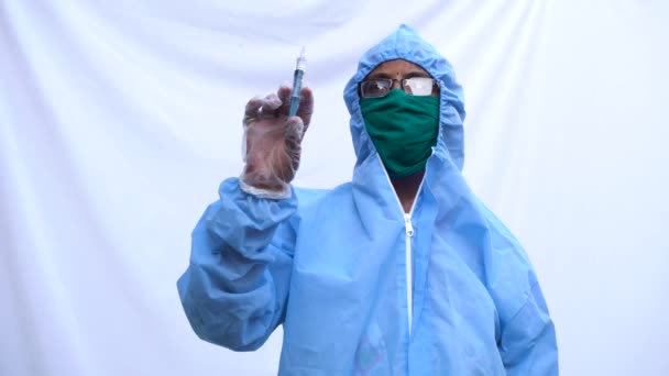 Γιατρός Ppe Κιτ Μπλε Προστατευτική Στολή Χειρουργική Μάσκα Γάντια Λάτεξ — Αρχείο Βίντεο