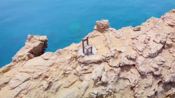 Καρέκλα Στην Παραλία Τρυπητή Στο Νησί Γαύδος Τρυπητή Είναι Νοτιότερο — Αρχείο Βίντεο