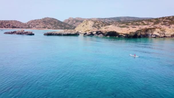 Kayaker Paddles Beautiful Turquoise Libyan Sea Tripiti Beach Greek Island — Vídeo de Stock
