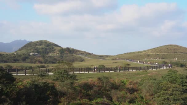 Timelapse Local Tourists Visiting Green Field Paddock Yangmingshan National Park — Stockvideo