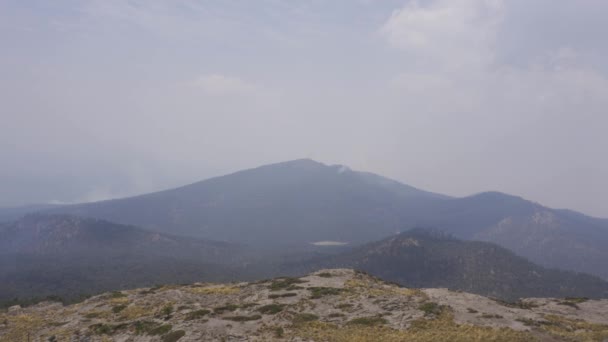 Detailní Záběr Hispánských Turistů Sedících Vrcholku Hory Tlaloc Pochmurného Dne — Stock video