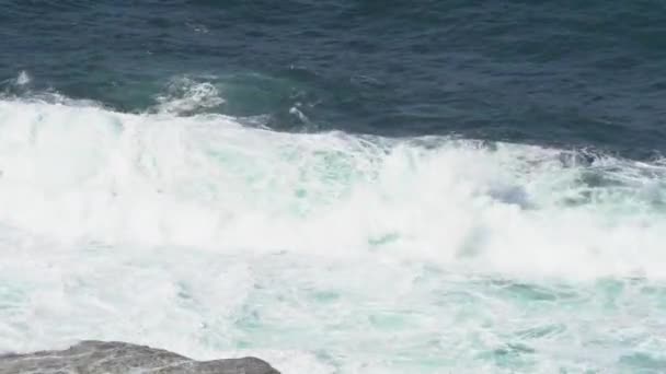 Belle Onde Blu Dell Oceano Che Infrangono Sulla Riva Rocciosa — Video Stock