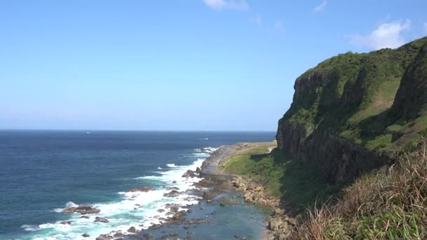Güzel Mavi Okyanus Dalgaları Kayalık Kıyılara Çarpıyor Kenarlarında Kayalıklar Patikalar — Stok video