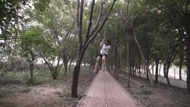 Eine Sportliche Turnerin Führt Übungen Mit Einem Seil Sportbekleidung Aus — Stockvideo