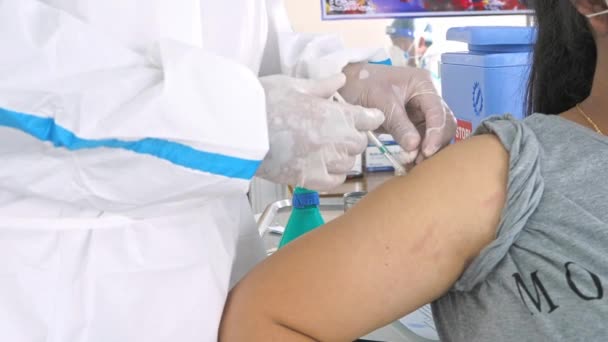 Женщина Маске Лица Получает Вакцину Государственной Больнице Пномпене Камбоджа Коронавирус — стоковое видео
