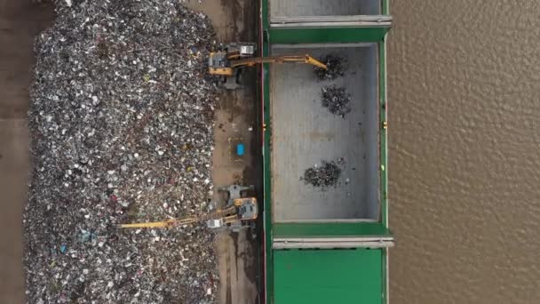 Aerial Birdseye Scrap Metal Being Loaded Ship Sent Recycling — Video Stock