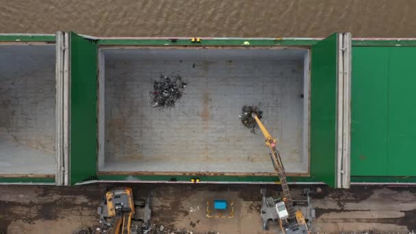 Aerial Birdseye Footage Mechanical Grab Machines Loading Scrap Metal Ship — Video