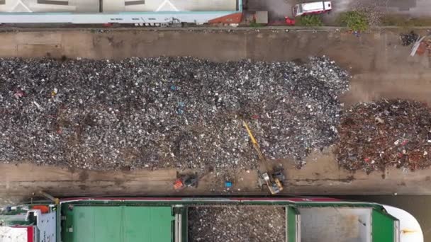 Birdseye Drop Large Pile Scrap Metal Being Loaded Ship — 图库视频影像