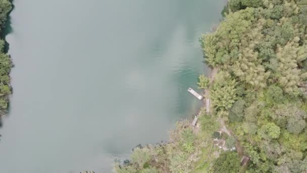 Ascending Tilting Camera View Spectacular View Feitsui Reservoir Emerald Lake — стоковое видео