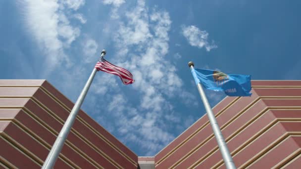 Κέντρο Κράτησης Κομητείας Οκλαχόμα Αμερικάνικες Και Κρατικές Σημαίες Που Πετούν — Αρχείο Βίντεο