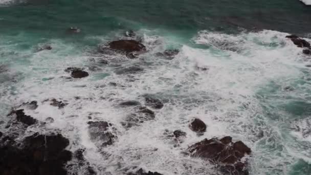 Calming Filmación Hermosas Olas Del Océano Azul Rompiendo Costa Rocosa — Vídeo de stock