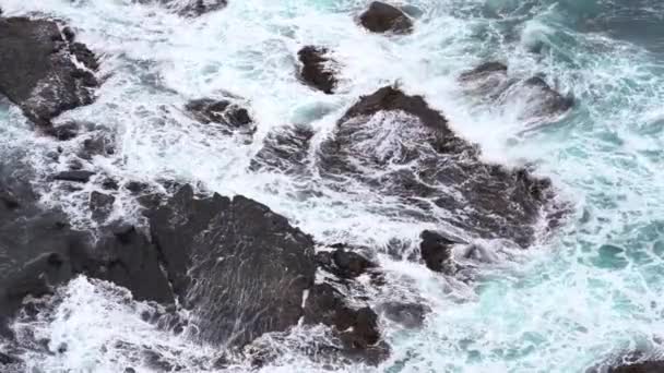 Πλάνα Από Όμορφα Κύματα Του Γαλάζιου Ωκεανού Συντρίβουν Βραχώδη Ακτή — Αρχείο Βίντεο