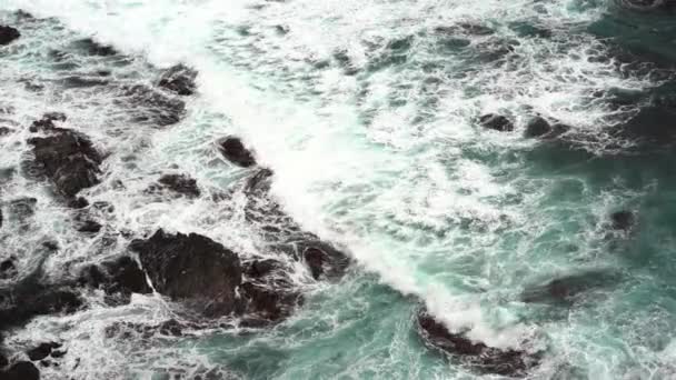 Calming Peaceful Footage Beautiful Blue Ocean Waves Crashing Rocky Shore — Stock Video