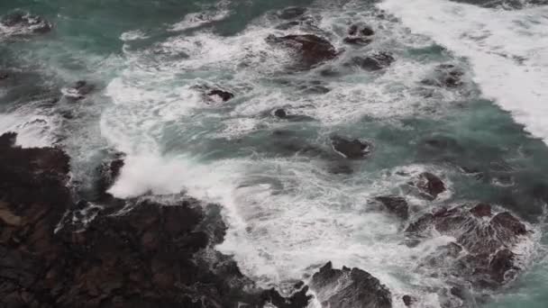 Calming Peaceful Footage Beautiful Blue Ocean Waves Crashing Rocky Shore — Stock Video