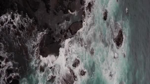 Vertical Footage Beautiful Blue Ocean Waves Crashing Rocky Shore Loch — Stock video