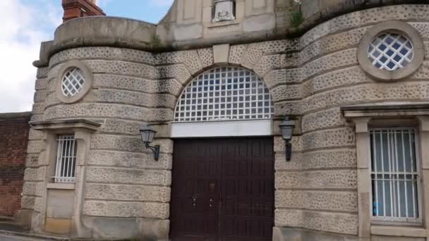 Shrewsbury Prison Gates England 18Th Century Jail Oaf Entrance — Stock Video