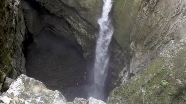 Vertikální Záběr Vodopádu Poblíž Sklepa Popocatle Mexiku — Stock video