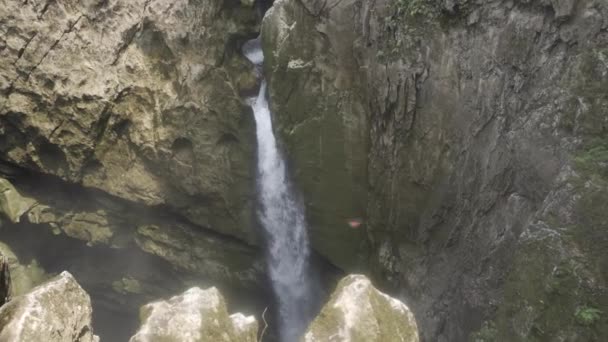 メキシコのベラクルスにあるポポカトルの滝の閉鎖的なショット — ストック動画