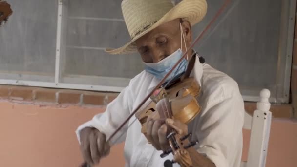 Closeup Shot Hispanic Aged Musician Hat Mask Playing Violin Street — Stockvideo