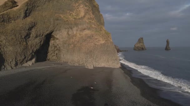 Basaltgrotte Schwarzen Sandstrand Von Reynisfjara Island Aufstiegsrückwärts Aus Der Luft — Stockvideo