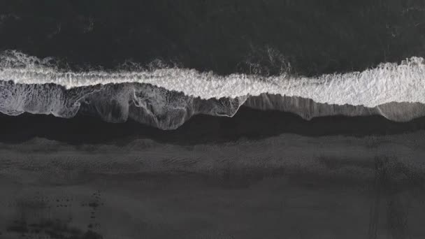 Waves Breaking Black Sand Beach Iceland Aerial Top Descendent — Vídeo de Stock