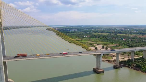 Vehicles Crossing Mekong River Tsubasa Bridge Neak Loeung Phnom Penh — Vídeo de stock