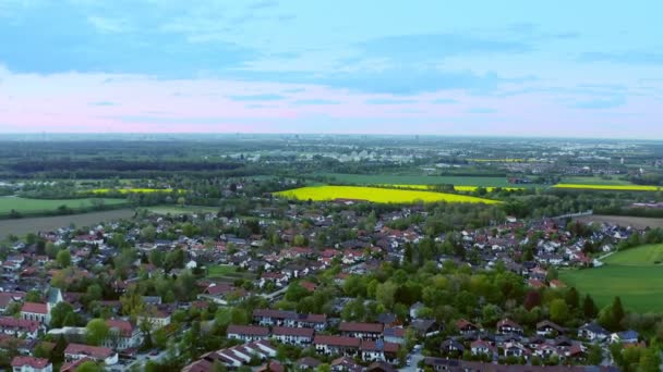 Pôr Sol Sobre Uma Aldeia Primavera Pequena Cidade Verde Atrás — Vídeo de Stock