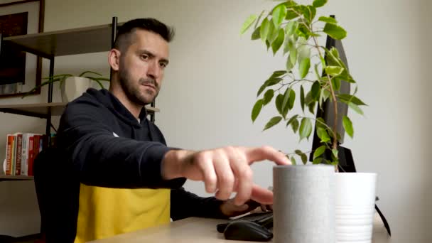 Work Home Man Desk Turns Volume Smart Speaker Static — Stockvideo