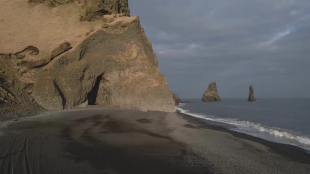 Reynisfjara Black Sand Beach Basalt Cliff Stacks Background Iceland First — Wideo stockowe