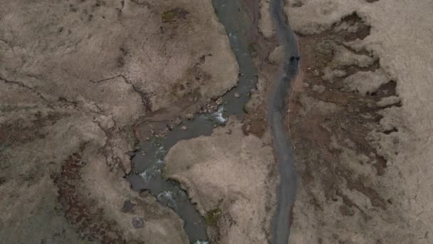 Two People Walk Reykjadalur Hot Springs Iceland Aerial Static Top — Stock Video