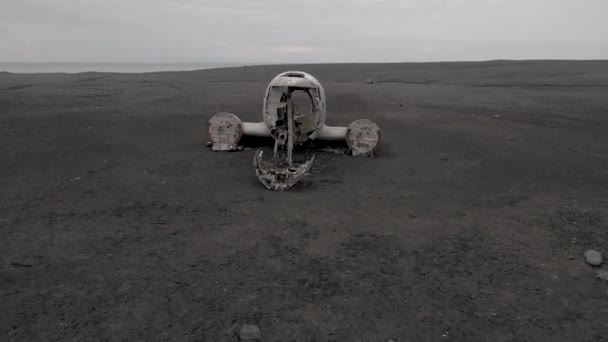 Aereo Dc3 Schiantato Sulla Costa Islandese Inversione Ascendente Aerea — Video Stock