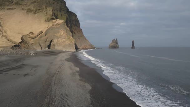 Flying Drone Reynisfjara Black Sand Beach Coastline Iceland Aerial — Wideo stockowe