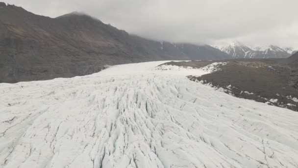 Svinafellsjokull Glacier Tongue Mountain Background Iceland Aerial Reverse — 비디오